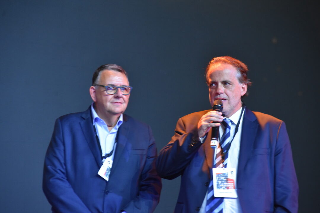 Dos ponentes en el escenario de la gala